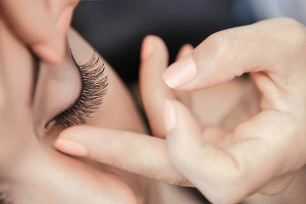 How To Put On False Eyelashes Without Glue 1